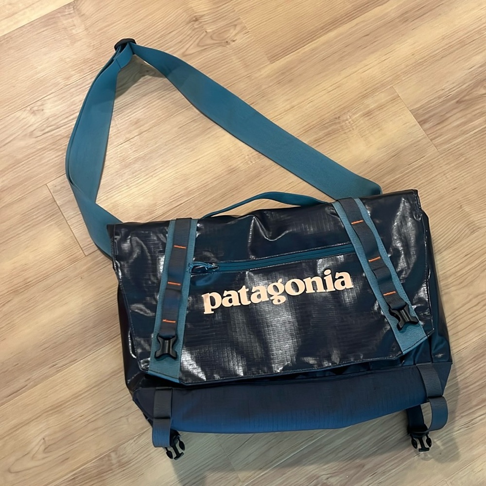 Patagonia Black Hole Messenger Bag navy blue and teal DISCONTINUED style